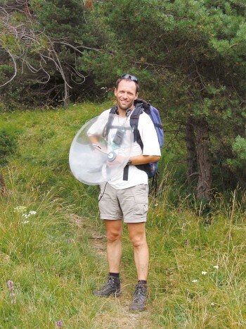Le biologiste Thomas Hertach enregistre le chant d'une cigale Le biologiste Thomas Hertach enregistre le chant d'une cigale photo
