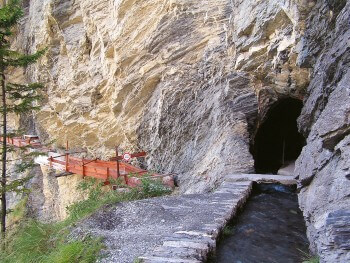 L'impressionnant bisse d'Ayent serpente le long des falaises. / © Johannes Gerber