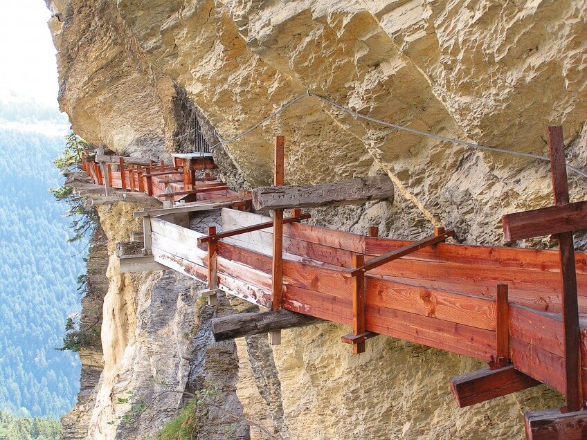 L'impressionnant bisse d'Ayent serpente le long des falaises. Bisse d'ayent photo