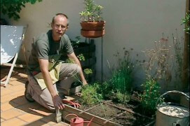 Assemblez vos 4 planches de manière à former un carré en les clouant entre elles avec 2 clous par coin. Si vous installez votre jardin carré sur un balcon, posez le cadre sur un grand plastique et prévoyez un écoulement pour les eaux d’arrosage.