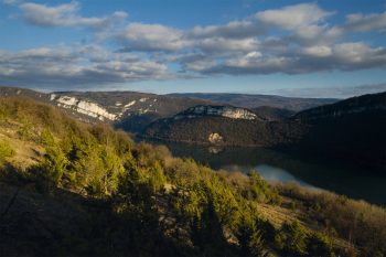 Vue sur les falaises de Chancia et le lac de Coiselet depuis le sentier menant au château d'Oliferne. Vue sur les falaises de Chancia et le lac de Coiselet depuis le sentier menant au château d'Oliferne.