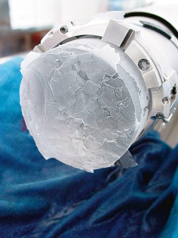 C'est en analysant des carottes de glace récoltées dans les profondeurs du Groenland et de l'Antarctique que l'on peut reconstituer la séquence climatique des cycles glaciaires. La fin des mammouths sous le dégel