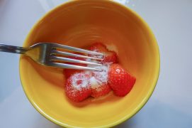 Ecrasez quelques fruits par espèce en ajoutant un soupçon de sucre en poudre et, selon votre humeur, de la menthe hachée.