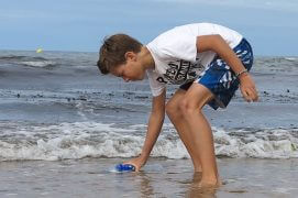 Puisez un peu d’eau de mer dans les vagues.