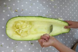 Ôtez les graines mais laissez la chair. Prenez garde de ne pas percer votre coque. Prélevez des légumes-voiles parmi les choux, cardes ou salades.