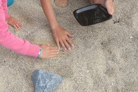 Posez-la bien à plat sur le sable.