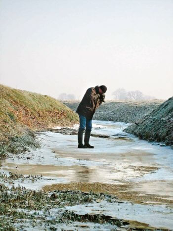 Jean-Philippe Macchioni réalise des photos de la glace sous ses pieds. La glace en œuvre d'art abstraite