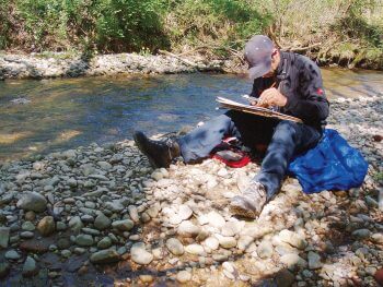 Jérôme Gremaud peint un grand méandre de la rivière. / © Laurent Willenegger