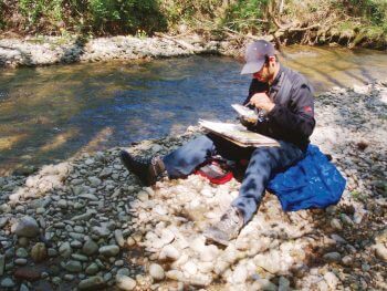 Jérôme Gremaud peint un grand méandre de la rivière. / © Laurent Willenegger