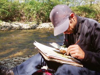 Jérôme Gremaud peint un grand méandre de la rivière. / © Laurent Willenegger
