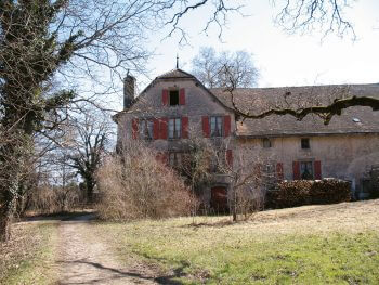La ferme du Bois de Chênes date du XVIIe siècle. Elle est occupée par le responsable de la réserve naturelle. Balade au bois de Chênes de Genolier