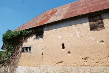 L’architecture en bauge domine dans le Cotentin. Au hameau de la Planquette, une « croupe » abrite le pignon d’une maison en terre crue.