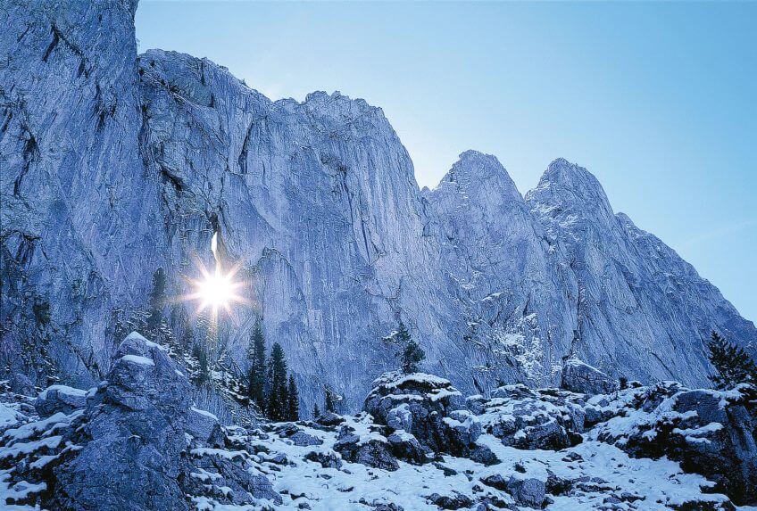 Le «Grossmutterloch», ou "trou de la grand-mère" au milieu des falaises des Gastlosen. Balade au pied des Gastlosen