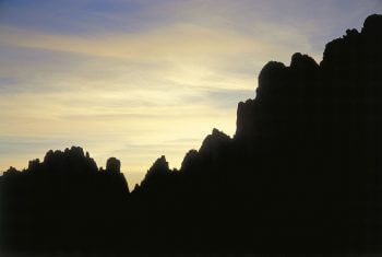 Le relief en dents des Gastlosen se découpe à contre-jour. / © Michel Roggo
