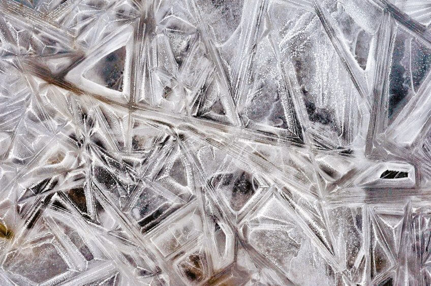 L'eau galcée se fige en des motifs sublimes, immortalisés dans cette photo aux allures de peinture abstraite. La glace en œuvre d'art abstraite