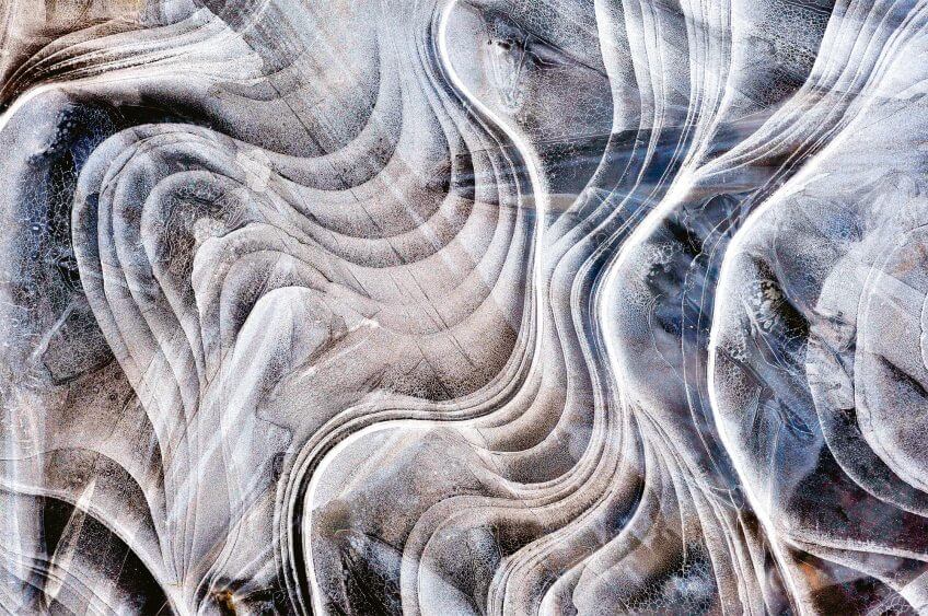 L'eau galcée se fige en des motifs sublimes, immortalisés dans cette photo aux allures de peinture abstraite. La glace en œuvre d'art abstraite