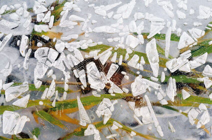 L'eau galcée se fige en des motifs sublimes, immortalisés dans cette photo aux allures de peinture abstraite. La glace en œuvre d'art abstraite