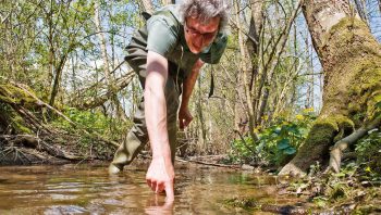 L’entomologiste Pascal Stucki déniche des larves de perles et d’éphémères sous les galets.