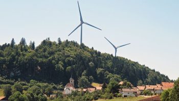 Les deux éoliennes qui 
surplombent le village 
de Saint-Brais (JU).