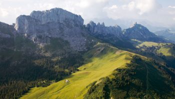 Les Gastlosen, une chaîne calcaire emblématique des Préalpes fribourgeoises. Les Gastlosen, une chaîne calcaire emblématique des Préalpes fribourgeoises.