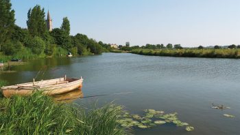Les marais sont quadrillés par un important réseau de rivières, de canaux et de fossés. Ici, la Douve.