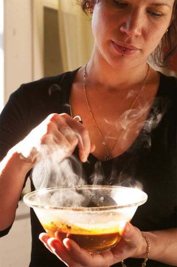 Myriam Perrier utilise des préparations de plantes pour soigner, laver ou teindre les cheveux. Cheveux de bataille d'une coiffeuse au naturel