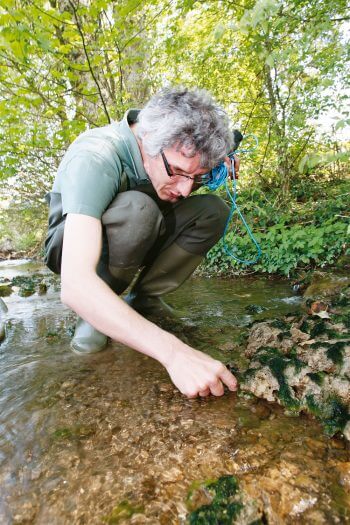Pascal Stucki débusque encore quelques insectes aquatiques. / © Gilbert Hayoz