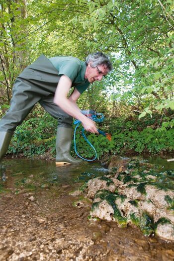 Pascal Stucki mesure la température de l’eau, une valeur fatidique pour les larves d’insectes. / © Gilbert Hayoz
