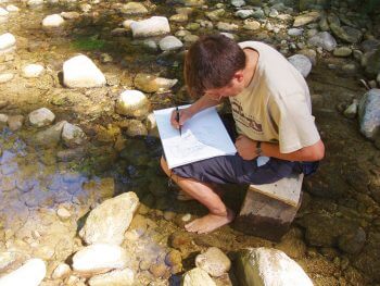 Pierre Baumgart étudie les chabots, avec son regard et son crayon. / © Laurent Willenegger