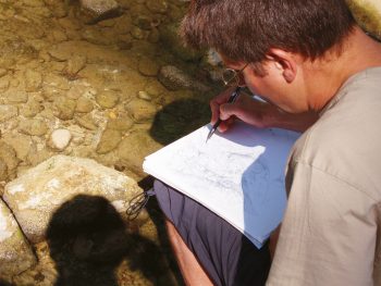 Pierre Baumgart étudie les chabots, avec son regard et son crayon. / © Laurent Willenegger