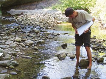 Pierre Baumgart étudie les chabots, avec son regard et son crayon. / © Laurent Willenegger