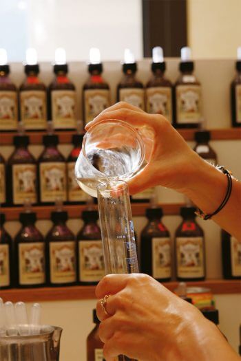 Quelques étapes dans la création d'un parfum en compagnie de Sandra Dziad. / © Gilbert Hayoz