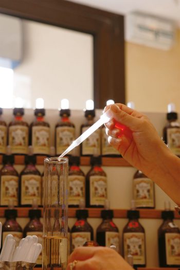 Quelques étapes dans la création d'un parfum en compagnie de Sandra Dziad. / © Gilbert Hayoz