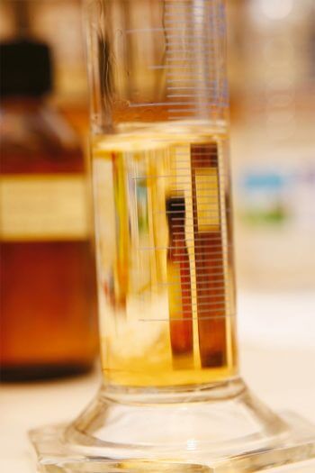 Quelques étapes dans la création d'un parfum en compagnie de Sandra Dziad. / © Gilbert Hayoz