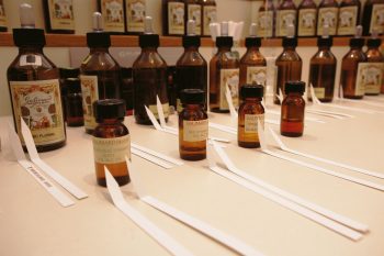 Quelques étapes dans la création d'un parfum en compagnie de Sandra Dziad. / © Gilbert Hayoz