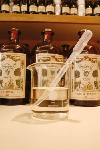 Quelques étapes dans la création d'un parfum en compagnie de Sandra Dziad. / © Gilbert Hayoz