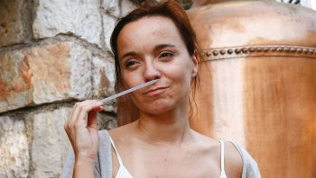 Sandra Dziad, nez chez un parfumeur, guide les passionnés dans la composition deleur propre flacon de parfum. Sandra Dziad, nez chez un parfumeur, guide les passionnés dans la composition deleur propre flacon de parfum.