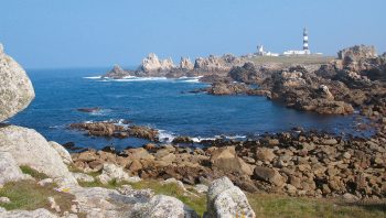 A la jonction de la Manche et de l’Atlantique, le phare du Creac’h assure depuis 1860 la sécurité des milliers de bateaux qui empruntent chaque année le « rail d’Ouessant ».