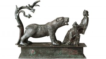 Cette figurine en bronze trouvée à Muri, près de Berne, date du IIe siècle après J.-C. Elle illustre la persistance d’un culte à l’ours malgré le développement du christianisme.
 Cette figurine en bronze trouvée à Muri, près de Berne, date du IIe siècle après J.-C. Elle illustre la persistance d’un culte à l’ours malgré le développement du christianisme.