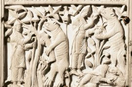 Cette reliure en ivoire gravée vers 895 raconte comment le moine saint Gall se rendit maître d’un ours venu dérober sa nourriture.
 / © Stiftsbibliothek St. Gallen