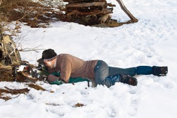 Philippe Lebeaux en train de photographier des collemboles Au bal des collemboles
