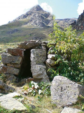 Cet orry, ancien abri de berger en pierres sèches, raconte la vie pastorale d’antan. Promenade à Hérens-Les-Vals dans les Pyrénées