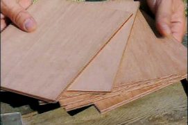 Sciez 6 planchettes de contreplaqué de 15 cm de large sur 20 cm de long.