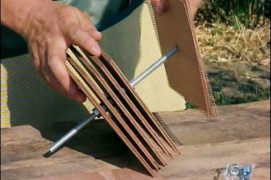 Enfoncez les planchettes les unes après les autres sur la tige filetée avec un écrou vissé entre chacune d'elles.