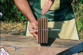 Un autre écrou maintient les deux planchettes à l'extérieur.