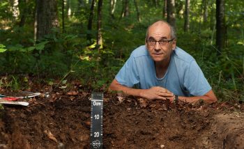 « La terre est un livre d'archives.  Sur 90 cm d'épaisseur, nous avons 15 000 ans d'histoire.» Jean-Michel Gobat