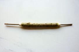 Taillez les deux bouts du sureau pour les rendre coupants quand ils entreront dans une tranche de pomme de terre. Votre outil est prêt, reste à l’armer de patate.