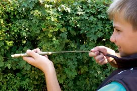 Introduisez doucement la tige… puis poussez d’un coup !