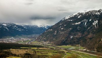 200 km2 à cheval entre les cantons des Grisons et de Saint-Gall, tel est le territoire de la meute de loups du Calanda. 200 km2 à cheval entre les cantons des Grisons et de Saint-Gall, tel est le territoire de la meute de loups du Calanda.