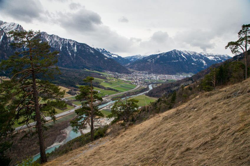 34 000 tel est le nombre d'habitants de Coire. Le territoire des loups frôle la plus grande ville des Grisons.   Coire Grisons Reportage autour des loups du Calanda dans les Grisons - La Salamandre